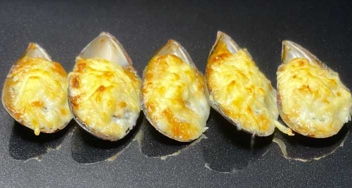 запеченные мидии в ракушках под чесночно-сырным соусом