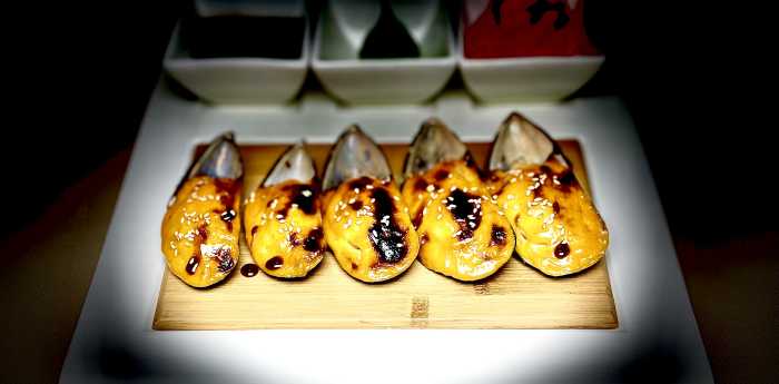 запеченные мидии в ракушках с японским соусом «Спайси